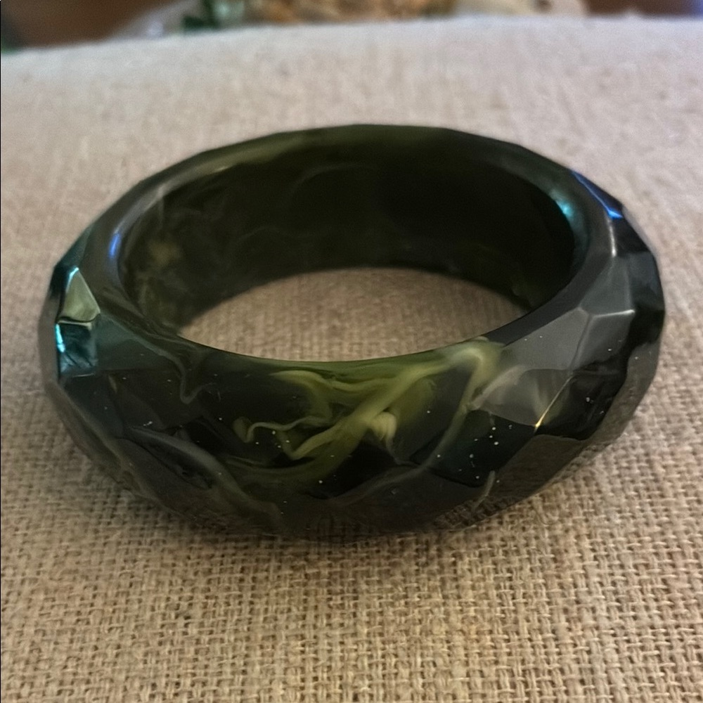 Elegant Green Bracelet